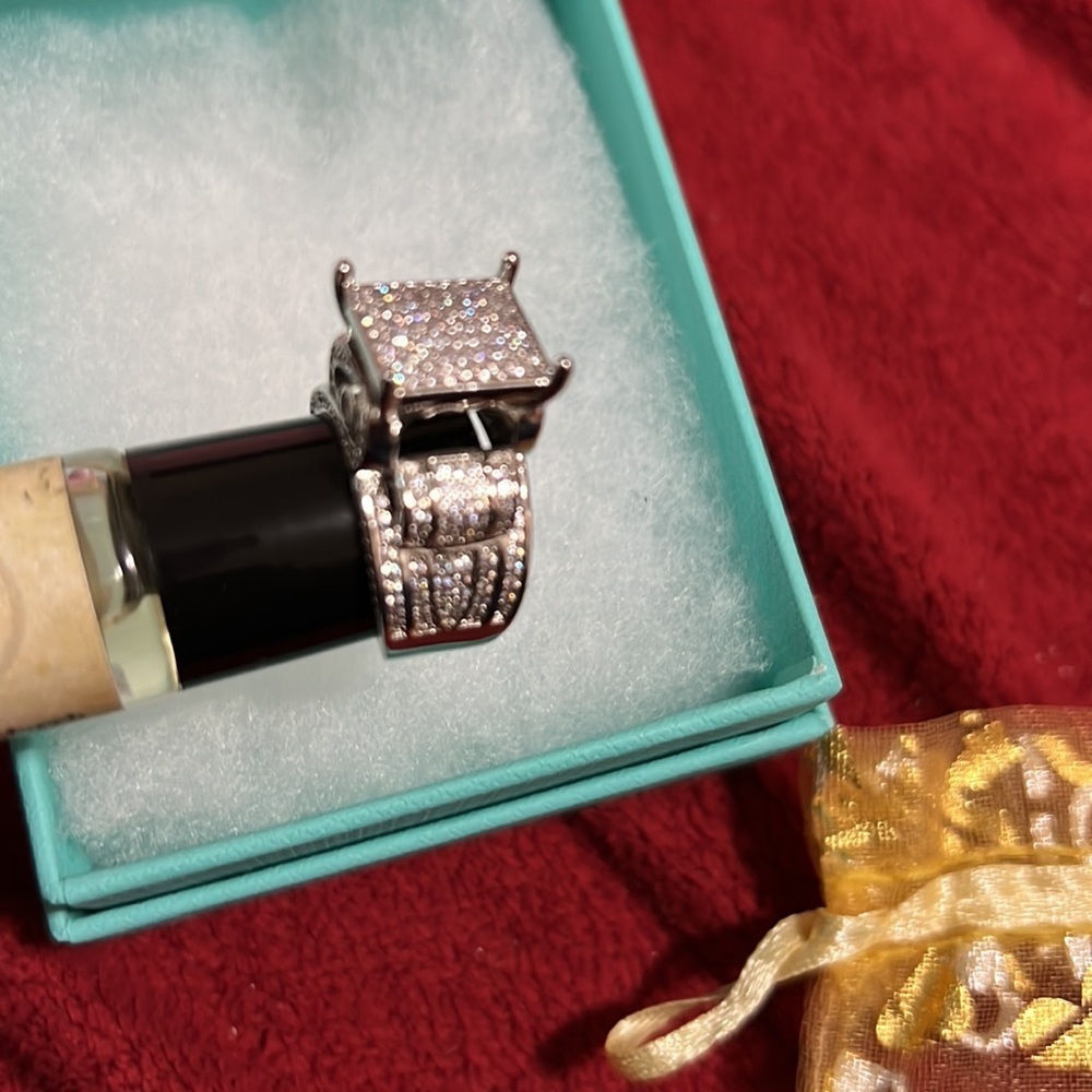 Fashionable Ring - Picture 5 of 5